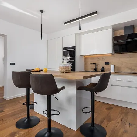 公寓 Aenei Delux *