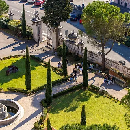 公寓 Aenei Delux *