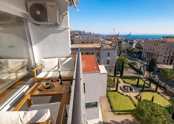 公寓 Aenei Delux *