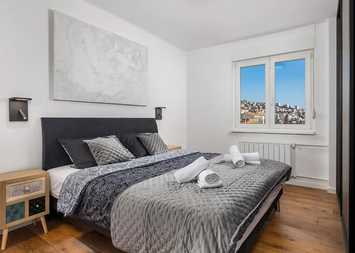 公寓 Aenei Delux *