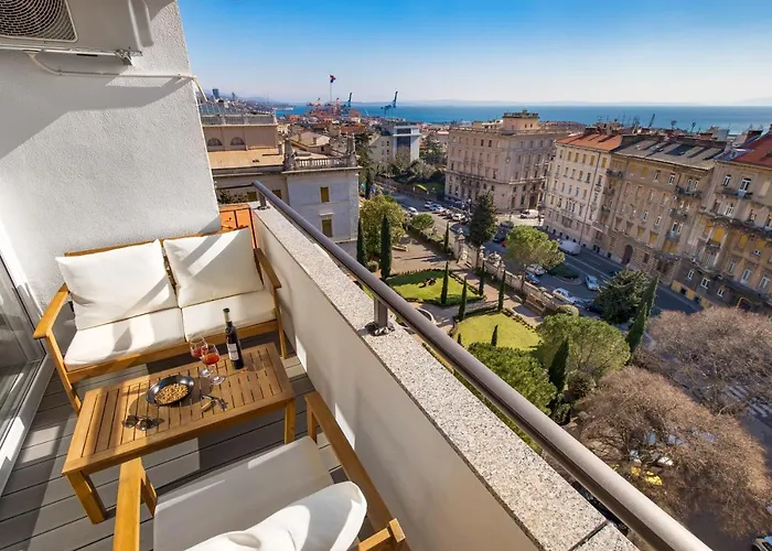 公寓 Aenei Delux *