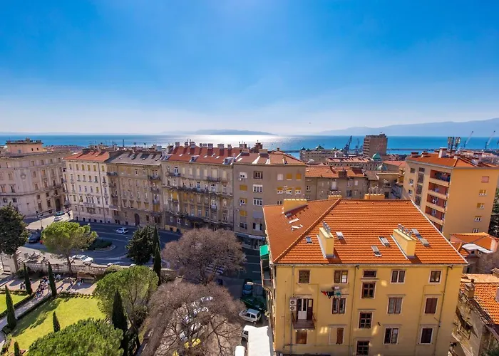 公寓 Aenei Delux *